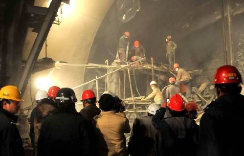 云南香德公路隧道坍塌