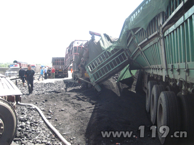 京藏高速内蒙古兴和县段31辆货车相继追尾