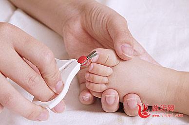 怎么给3个多月宝宝剪指甲？