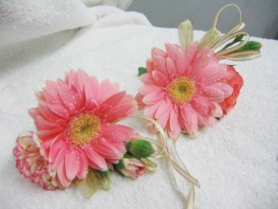 新郎新娘胸花怎样选择呢？