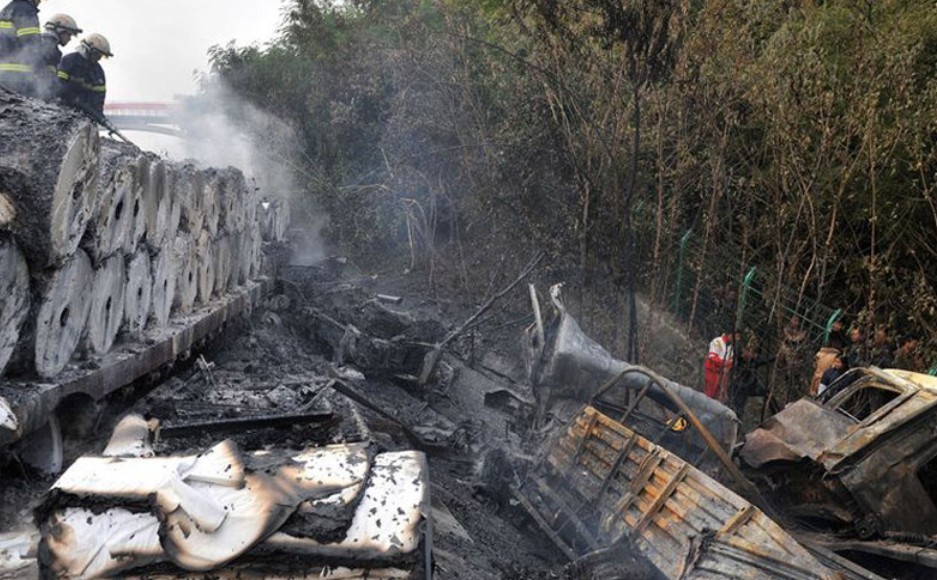 成都高速路四车相撞燃烧 3人死亡