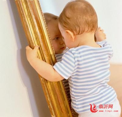 宝宝照镜子