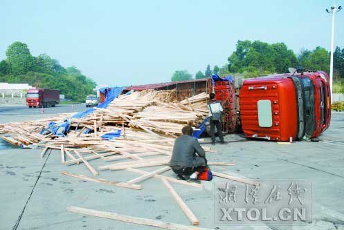 刹车失灵致货车侧翻 一车木条洒落高速